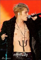 组图：JYJ金在中个唱激情 敞上衣露点显妖娆范