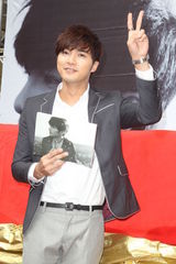 组图：贺军翔举办写真集《南法寄出》签售会