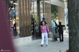 组图：陆毅现身京城名店街购物扫货