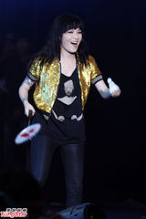 组图：徐佳莹首开个唱 偶像范晓萱站台助阵