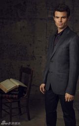 组图：《吸血鬼日记》发全员角色照 妮娜红裙抢镜