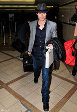 高清图：美剧情侣档妮娜-杜波夫和伊恩现身机场