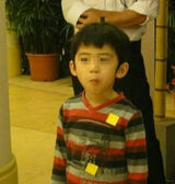 组图：张柏芝携子街拍照曝光 Lucas紧搂妈妈