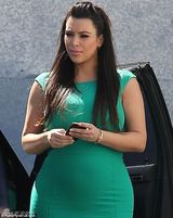 组图：准妈妈卡戴珊绿裙抢眼 挺孕肚秀丰腴身材