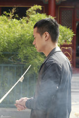 组图：《给幸福下订单》开机 何晟铭祈福