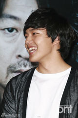 组图：《华颐》宣传 吕珍九抱粉丝亲密玩自拍