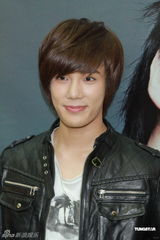 组图：朴政珉举办香港签名会 遭粉丝写错名字