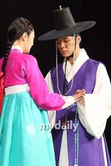 组图：东方神起有天穿古装亮相 现场上演变装秀