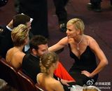 组图：大表姐劳伦斯露背性感 左右逢源通吃前辈