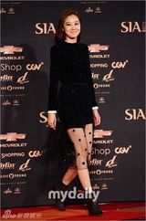 组图：李钟硕GD等闪耀颁奖红毯 女偶像尴尬跌倒