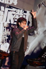 组图：谭咏麟新碟发布会进大学校园办派对