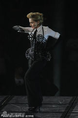 组图：麦当娜再现尖胸造型 上演倒挂豪乳呼之欲出