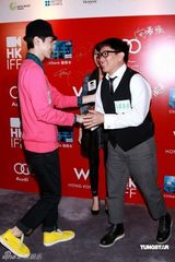 幻灯图：《人间喜剧》首映 杜汶泽王祖蓝造型搞怪