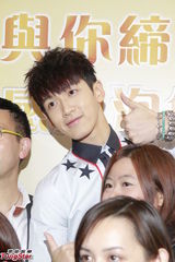 组图：柯震东出席代言阳光帅气引粉丝围观