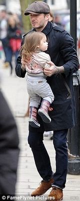 组图：小七披发踩红靴抢镜 贝帅抱女儿父爱十足