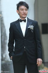 组图：张震大婚献吻娇妻 亲手为新娘提裙摆