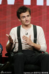 组图：《国土安全》记者会克莱尔-丹尼斯深V裙