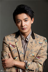 组图：李佳航冬日写真化身温暖型男