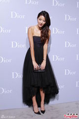 高清图：全智贤抹胸裙女神范 与任达华热情拥抱