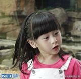 组图：森碟拍广告表情多 穿背带裤嘟嘴卖萌