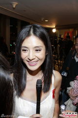 组图：杨采妮潜水度蜜月 赞婆婆开明生子没压力