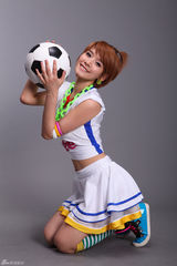 高清图集：i Me化身足球宝贝 拍摄时尚大片显性感