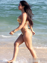 组图：比伯招妓门女郎金色比基尼 湿身秀肥臀