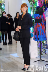 组图：韩彩英韩智慧演绎早春气息 金孝珍显孕相