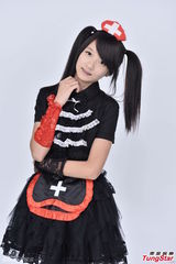 组图：许雅涵穿蓬蓬裙再现萌护士女仆造型