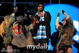 组图：Snoop Dogg韩国开唱 2NE1任嘉宾热情助演