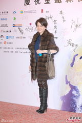 组图：赌王四太梁安琪旅行庆圣诞 否认儿子恋情