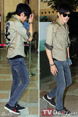 组图：张东健休闲装亮相机场亲和力十足