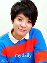 组图：f(x)Amber条纹装俏丽写真 短发表情搞怪