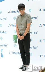 组图：韩星李钟赫花衬衫墨镜出席时尚活动