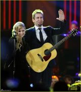 组图：艾薇儿与老公同台表现秀恩爱模样娇羞