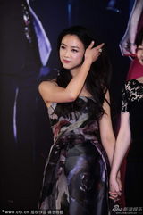 组图：汤唯牡丹裙艳丽争春 入围影后淡定抚秀发