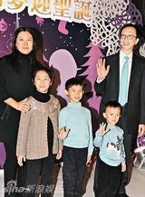 组图：伏明霞一家五口列队出游 教子有方似野营拉练