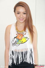 组图：胡夏渴望演赛车手 郑欣宜否认与老外激吻