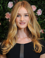 组图：罗茜-汉丁顿-惠特莉黑裙亮相妩媚