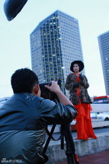 高清图：高圆圆韩国拍摄芭莎大片工作花絮4