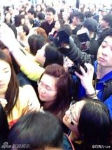 组图：金秀贤活动现场人山人海 取消后又现身