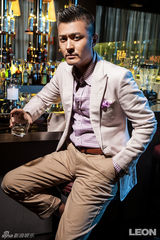 组图：于小伟不羁驾驭藕荷色系 硬汉可以有