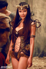 组图：潘霜霜游戏大片花絮 多变表情显另类性感