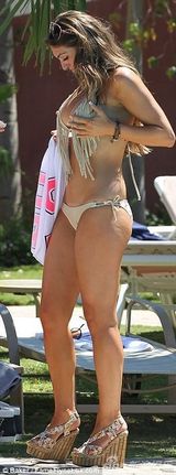 组图：真人秀女星路易莎挺双峰 戏水巨波荡漾