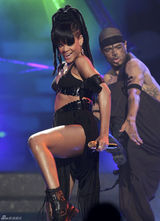 组图：蕾哈娜狂野献唱《美国偶像》总决赛