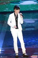 组图：古巨基白衣帅气献唱入围曲《恋无可恋》