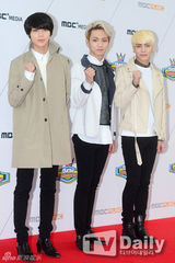 组图：少女时代IU助阵《冠军秀》百回纪念直播