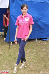 组图：伏明霞将出席郭晶晶婚宴 携女儿到内地行善