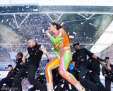 组图：英国美女谢丽尔-科尔性感短裙亮相