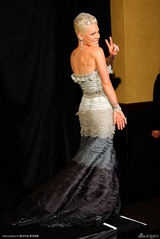 高清组图：格莱美后台 Pink回眸一笑比V字神采飞扬 